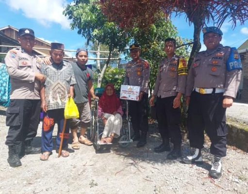Polisi Berbagi Kasih Dengan Masyarakat Tidak Mampu