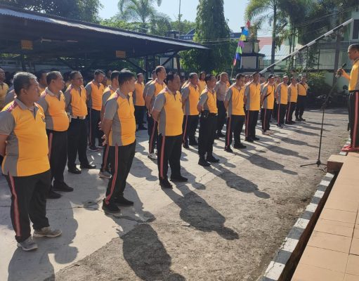 Kapolsek Banyumanik Pimpin Apel Polisi RW Dan Olah Raga Bersama Anggota