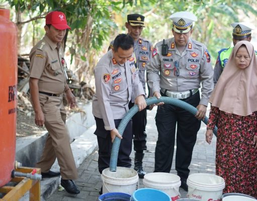 Wakapolrestabes Semarang Bagikan Air Bersih Untuk Warga Kec.Banyumanik