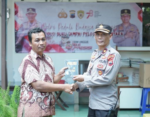 Kapolsek Banyumanik Peduli Budaya Literisasi Distribusi Buku Sampai Ke Pelosok Kec.Banyumanik