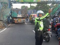 Kasatlantas Polres Semarang Cek Truk Tanpa Muatan Tabrak JPO