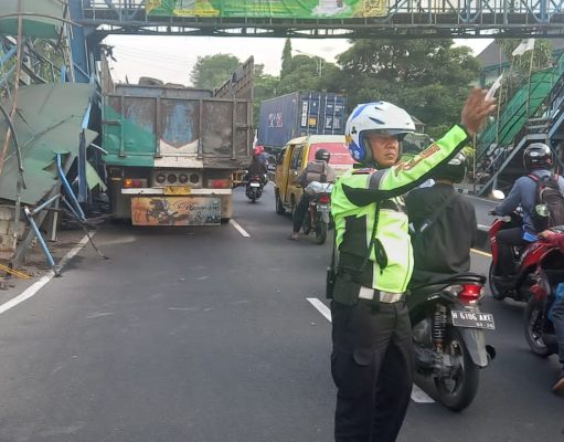 Kasatlantas Polres Semarang Cek Truk Tanpa Muatan Tabrak JPO