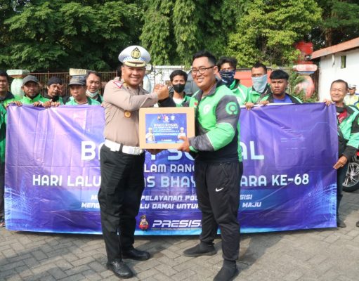 Petugas Gelar Baksos Dan Sosialisasi Komunitas Supeltas Serta Ojek Online Rangkaian Giat Ops Zebra Candi 2023