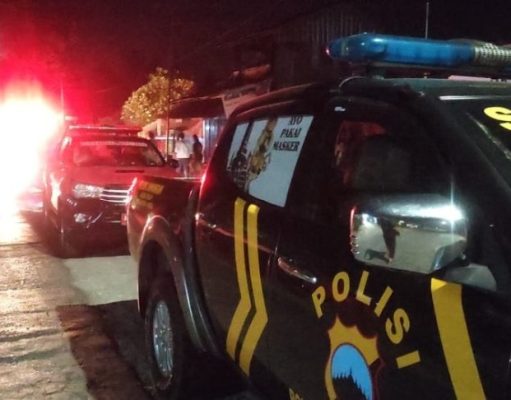 Polsek Sawangan Bersama warga Dan Damkar Padamkan 3 Kios Terbakar Di Bulu