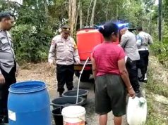 Warga Desa Sindang Terima Bantuan 7000 Liter Air Bersih Dari Polsek Mrebet