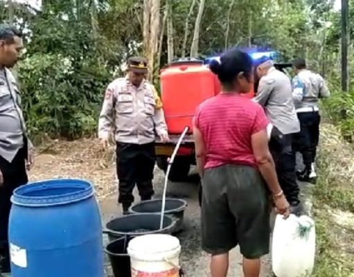 Warga Desa Sindang Terima Bantuan 7000 Liter Air Bersih Dari Polsek Mrebet