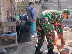 Babinsa Koramil 0808/17 Bakung Hadir Bantu Warga Binaannya Bangun Rumah