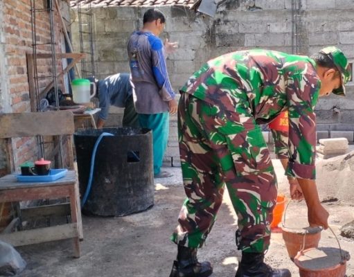 Babinsa Koramil 0808/17 Bakung Hadir Bantu Warga Binaannya Bangun Rumah