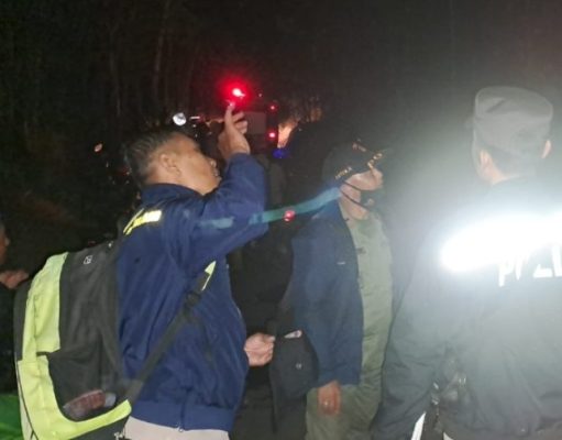 Petugas Gabungan, Polsek Kaliangkrikl Jinakkan Api di Lahan RPH Temanggal