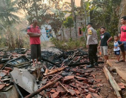 Kapolsek Bukateja Beserta Jajaran Amankan Lokasi Kebakaran Rumah Warga