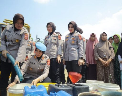 Giat Bakti Sosial Polwan Polres Karawang Peduli Masyarakat Dalam Rangka HUT Polwan Ke 75