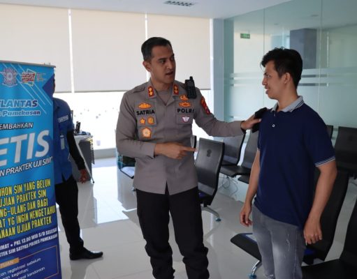 Pastikan Pelayanan SIM Profesioanal, Kapolres Pamekasan Cek Satpas