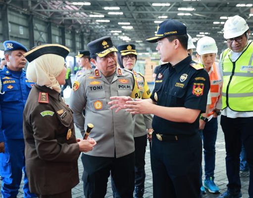 Pastikan Eksport Import Lancar Kapolda Jatim Bersama Kajati dan Kakanwil Bea Cukai Sidak Pelabuhan Perikemas