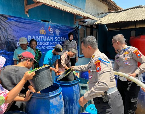 Polres Ponorogo Droping Air Bersih dan Sembako Untuk Warga