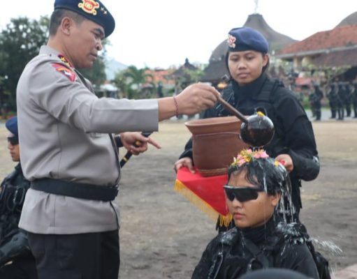 Upacara Penutupan Tradisi Pembaretan Bintara Remaja Brimobda Polda Bali Dan Kapolda Jadi Irup
