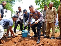 Polri Bantu Warga Korban Kebakaran di Bandung