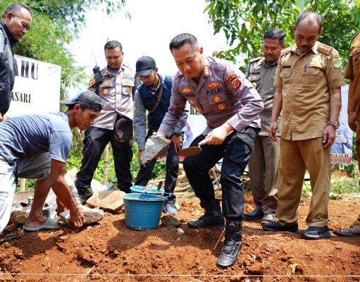 Polri Bantu Warga Korban Kebakaran di Bandung