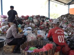 Anggota Polwan Polres Ponorogo Bersama Warga Ubah Sampah Jadi Produk Ekonomis
