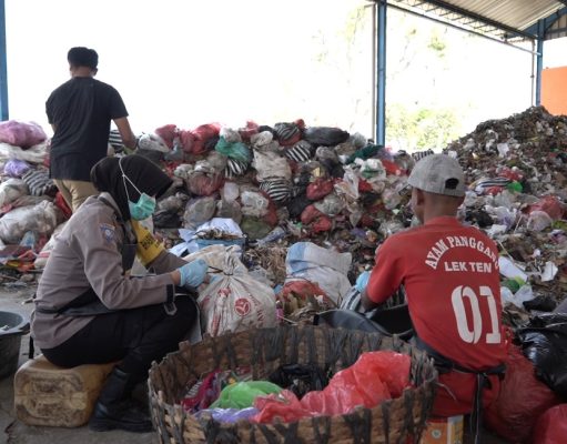 Anggota Polwan Polres Ponorogo Bersama Warga Ubah Sampah Jadi Produk Ekonomis
