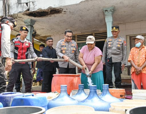 Menggunakan Water Cannon Polisi Kembali Distribusikan Air Bersih Untuk Warga di Lumajang
