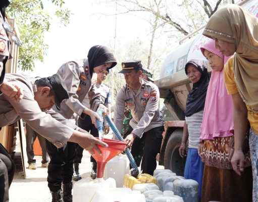 Sinergitas Polwan Polres Ponorogo Bersama TNI dan BPBD Droping Air Bersih Untuk Warga Slahung