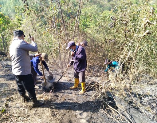 Sinergitas Polisi bersama TNI dan RPH Berhasil Padamkan Api di Gunung Lawu Petak 39 Ngawi