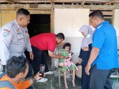 Salut! Polisi di Blitar Ini Setia Antar dan Dampingi Pengobatan Warga Disabilitas