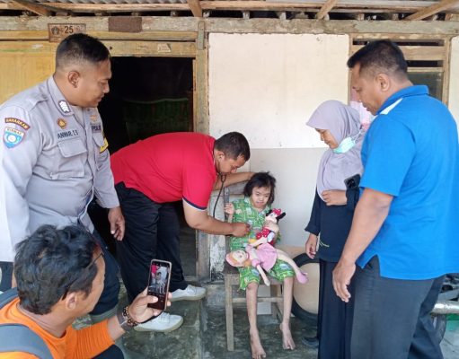 Salut! Polisi di Blitar Ini Setia Antar dan Dampingi Pengobatan Warga Disabilitas