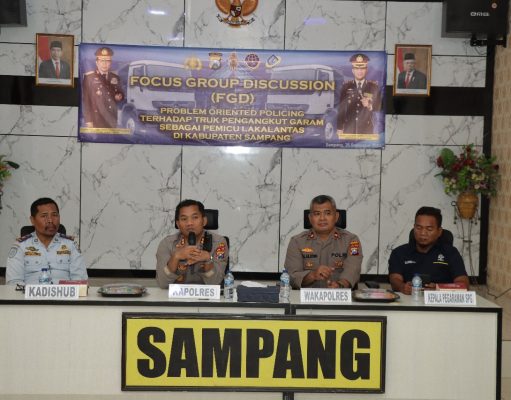Bersama Dishub, Polres Sampang Beri Edukasi kepada Pengusaha dan Sopir Angkutan Garam Untuk Cegah Laka