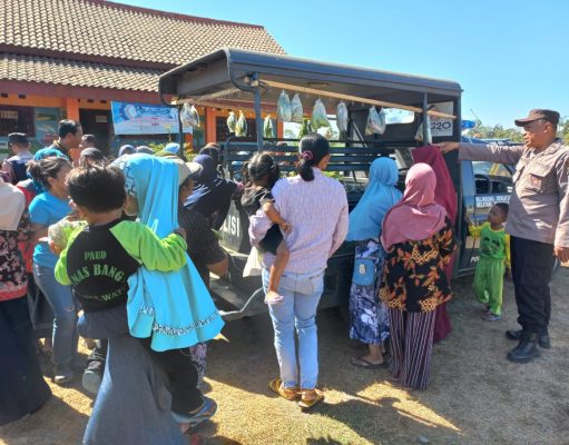 Jumat Curhat dan Berkah, Polisi di Kediri Berbagi Sayuran