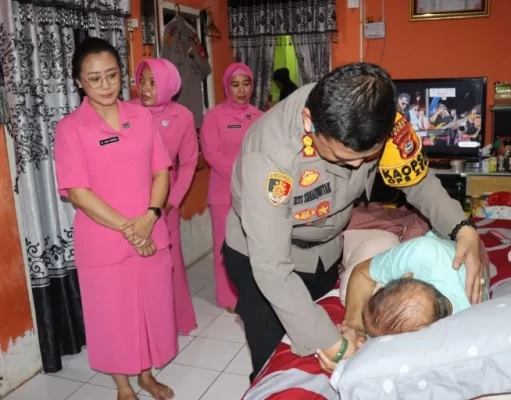 Kepedulian Kapolres Gowa Ajak PJU dan Kapolsek Jajaran Jenguk Anggotanya yang Sedang Sakit