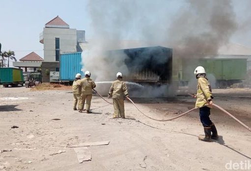 Polsek Gayamsari Cek Lahan Terbakar Hanguskan Truk Terparkir Di Halaman Kosong