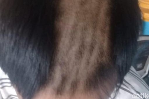 Babinsa Potong Rambut Puluhan Siswa SMPN 1 Maniis