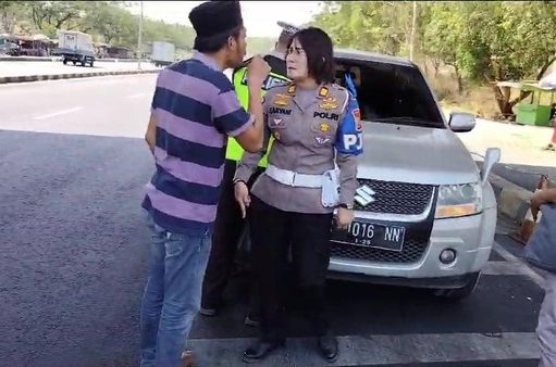 Tak Terima Diberhentikan Anggota Polisi, Agus Cakar Polwan Sat PJR Polda Jatim