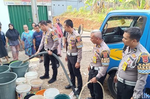 Jajaran Satlantas Polres Bogor Beri Bantuan 80 Ribu Air Bersih Bagi Warga