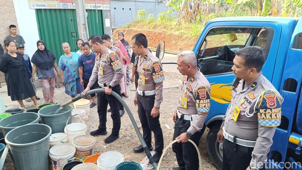 tas-polres-bogor-bagikan-80-ribu-air-bersih-di-wilayah-yang-dilanda-kekeringan-rizkydetikcom_169.jpg