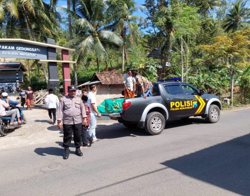 Peduli Sesama, Mobil Patroli Polisi Antar Jenazah Hingga Pemakaman