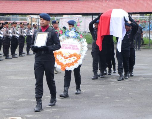 Jenazah Anggota Polri Korban KKB Diberangkatkan ke Kampung Halaman