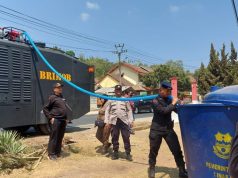 Brimob Polda Jabar Bagikan Air Bersih untuk Warga Terdampak Kekeringan di Garut