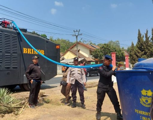 Brimob Polda Jabar Bagikan Air Bersih untuk Warga Terdampak Kekeringan di Garut