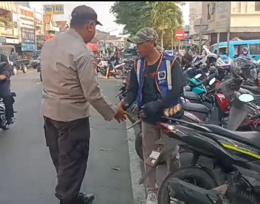 Peduli Kamtibmas Panit Samapta Polsek Tingkir Berikan Himbauan Tukang Parkir Di Pasar Raya 2 Salatiga