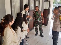 Bhabinkamtibmas Polres Salatiga Bersama Babinsa Himbau Mahasiswa KKN UKSW Jaga Kondusifitas Jelang Pemilu 2024