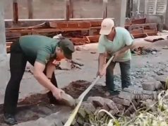 Wujud Kepedulian, Babinsa Koramil Kanigoro Bantu Warga Binaannya Membuat Kandang Kambing