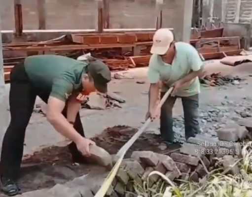 Wujud Kepedulian, Babinsa Koramil Kanigoro Bantu Warga Binaannya Membuat Kandang Kambing