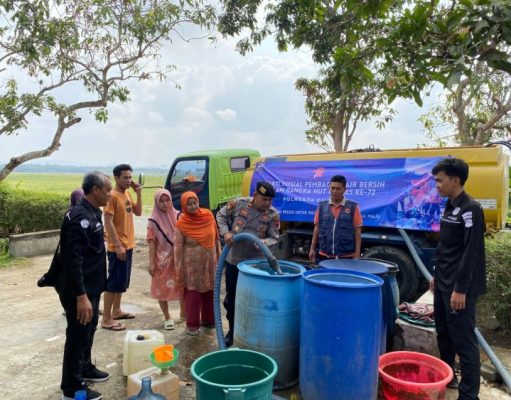 Polresta Cilacap Bersama BPBD Setempat Bagikan Air Bersih Spesial HUT Humas Polri Ke-72
