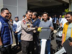 Suasana Haru Warnai Momen Kapolda Serahkan Barang Bukti Curanmor Hasil Ops Sikat Jaran Candi 2023 Pada Korban