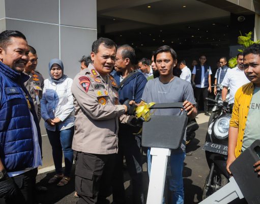 Suasana Haru Warnai Momen Kapolda Serahkan Barang Bukti Curanmor Hasil Ops Sikat Jaran Candi 2023 Pada Korban