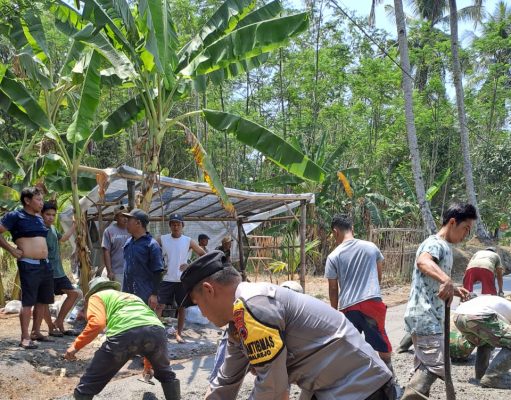 Pererat Sinergitas Polri dan Masyarakat, Bhabinkamtibmas Polsek Tegalrejo Pimpin Kerja Bakti di Purwosari