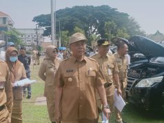 Pj Bupati Jombang Didampingi Sekda Gelar Pengecekan Unit Kendaraan Dinas Di Lapangan Kantor Pemda
