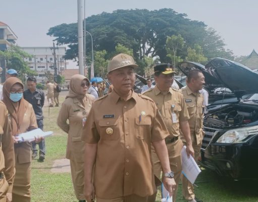 Pj Bupati Jombang Didampingi Sekda Gelar Pengecekan Unit Kendaraan Dinas Di Lapangan Kantor Pemda